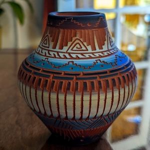 Navajo etchware vase clay sculpture painted blue, white, 🖤, signed indigenous